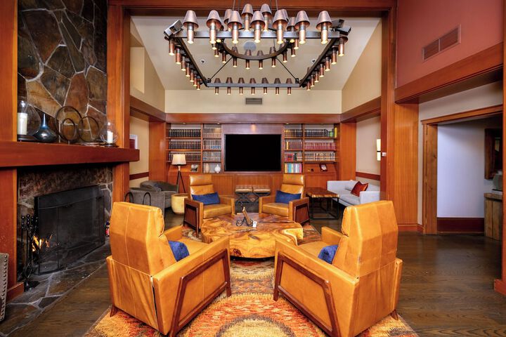 Lounge 43 of 52
