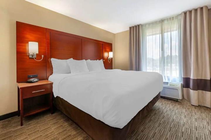Holiday Inn Express & Suites Milwaukee Nw Park Place by IHG