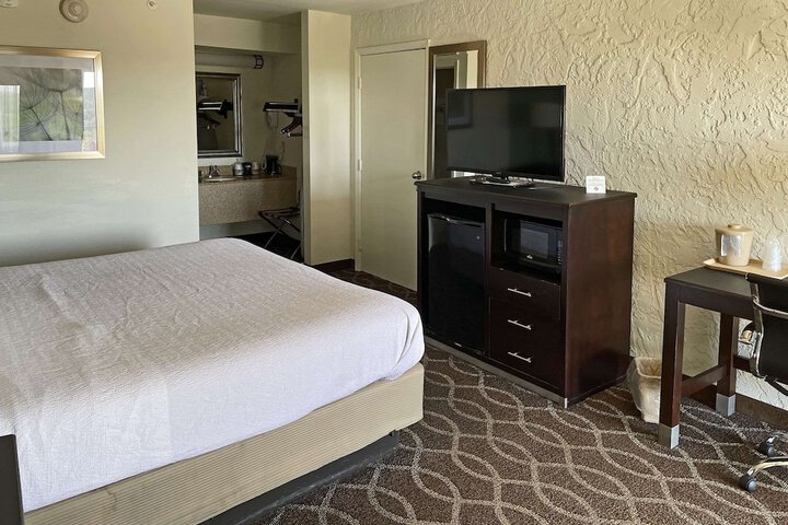 Quality Inn Clinton North