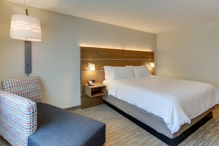 Holiday Inn Express & Suites Roanoke – Civic Center by IHG