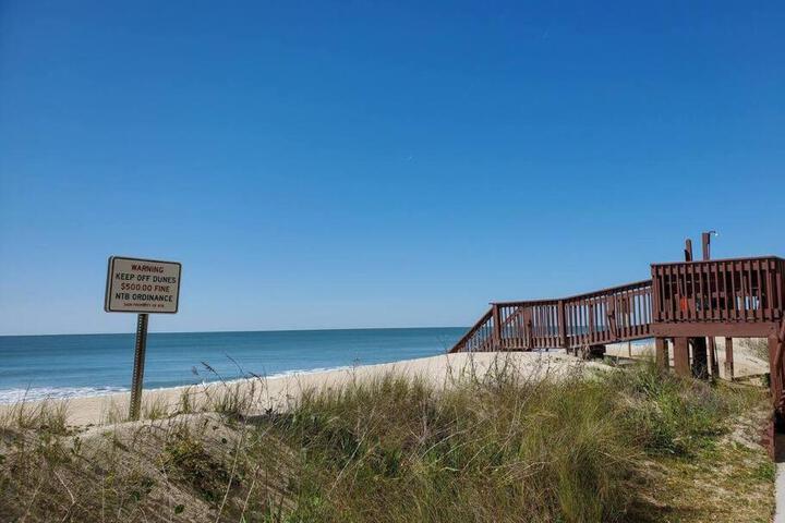 Gorgeous views Oceanfront, Pool,The Driftwood!