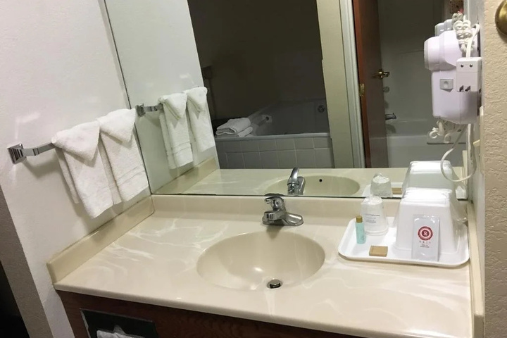 Arlington Inn & Suites