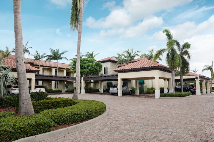 Naples Bay Resort & Marina
