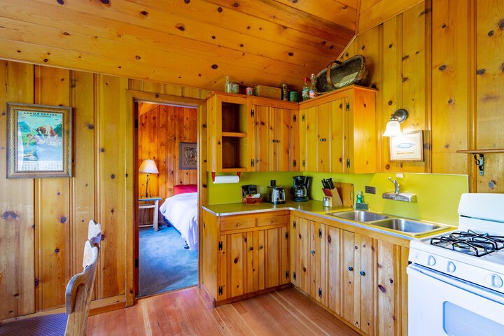 Lake Creek Lodge