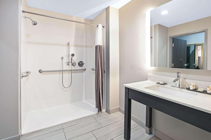 La Quinta Inn & Suites by Wyndham DFW Airport West-Glade
