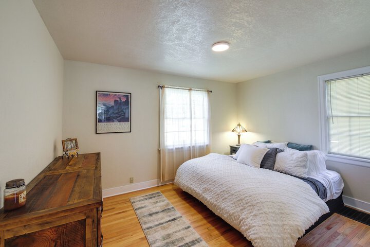 Charming Hamilton Hideaway: Half-mi to Main St!