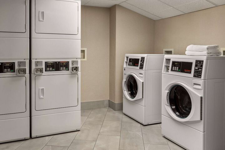 La Quinta Inn & Suites by Wyndham Lake George