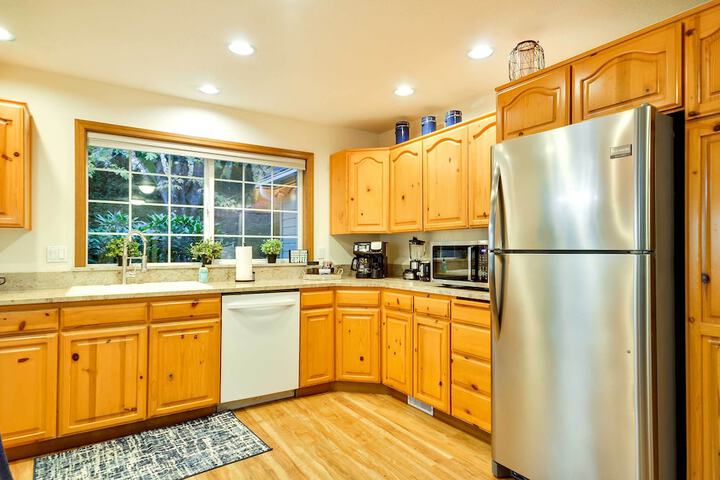 Milwaukie Home w / Covered Porch: Dogs Welcome!