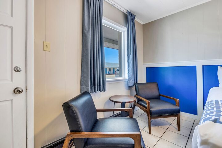 Dolphin Oceanfront Motel