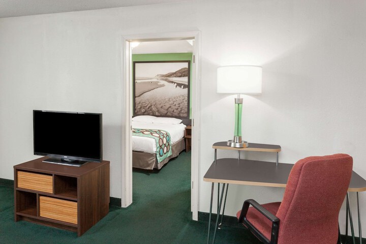 Super 8 by Wyndham Stevensville / St. Joseph