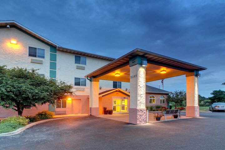 Baymont by Wyndham Galesburg