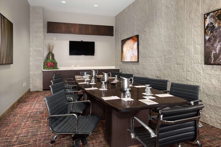 Business Center 27 of 28