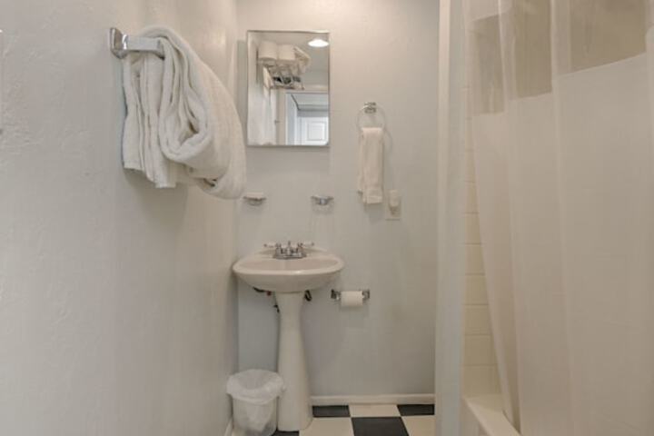 Room 32 of 61
