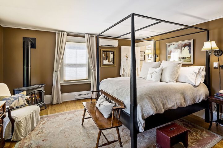 Room 10 of 28