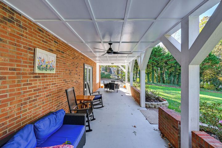 Spacious Lake Norman Retreat w / Boat Ramp!