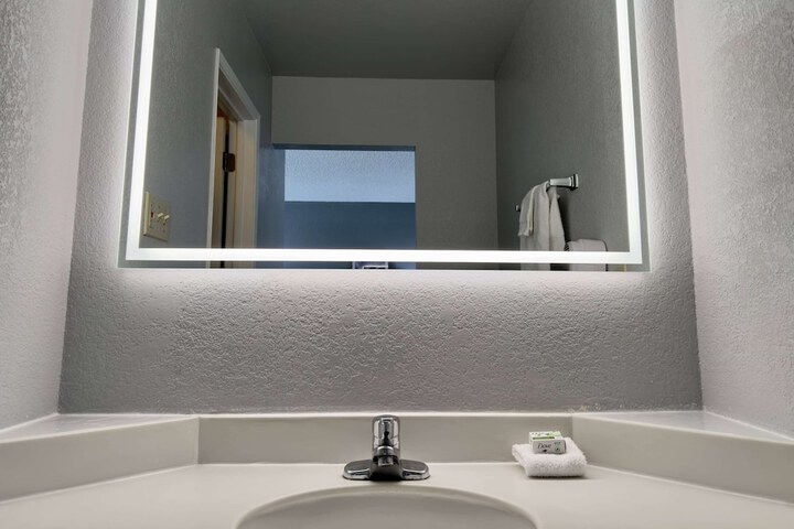 Room 17 of 46