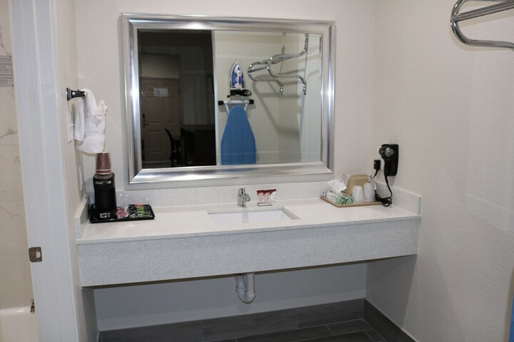 Scottish Inn & Suites - IAH Airport
