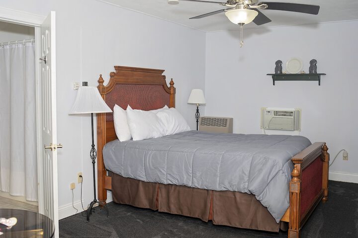 Longhouse Lodge Motel