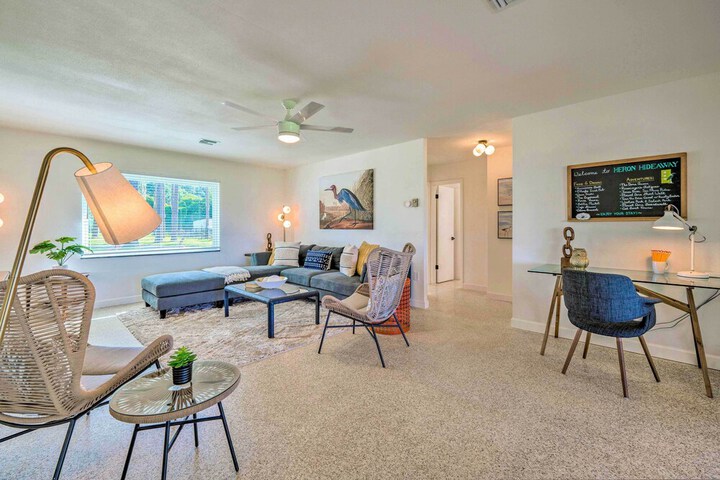 Waterfront Lake Dora Escape w / Private Dock & Slip