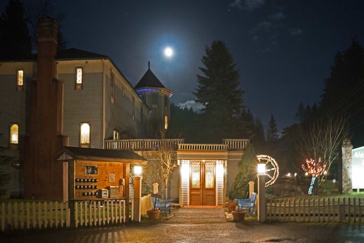 Alexanders Lodge