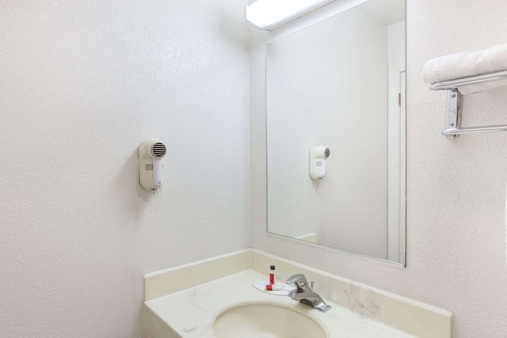 Travelodge by Wyndham Los Banos CA
