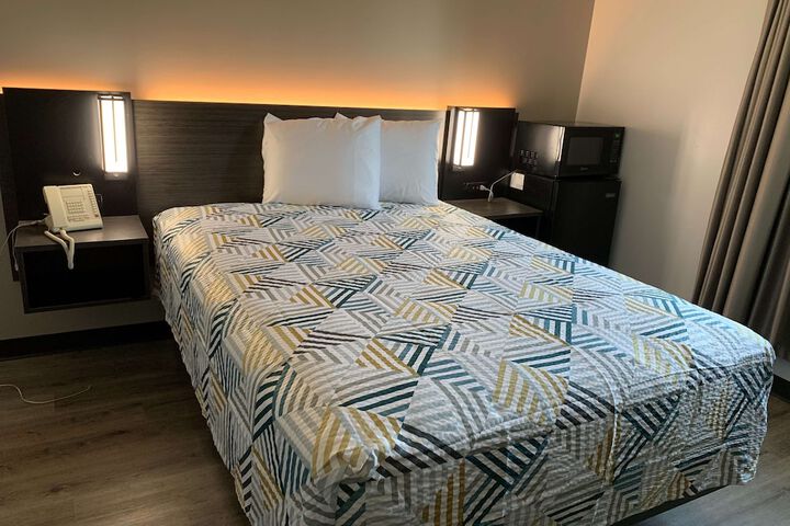 Room 4 of 16