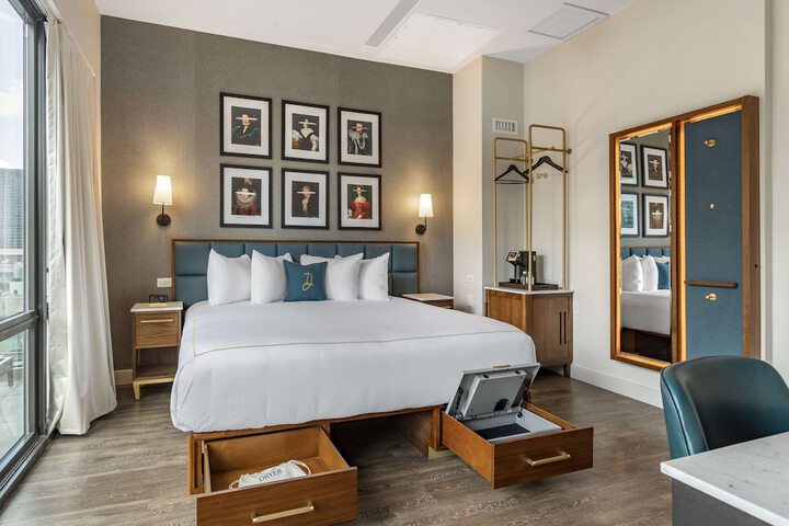Room 6 of 30