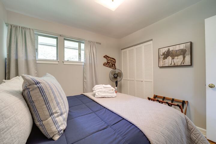 Centrally Located Brevard Home w / Deck & Fire Pit!