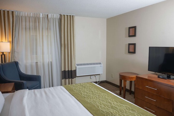 Comfort Inn & Suites Erie - Splash Lagoon Indoor Waterpark