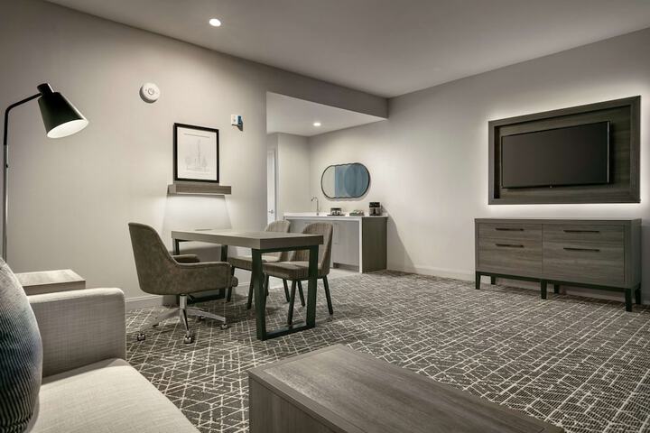 Lounge 45 of 48