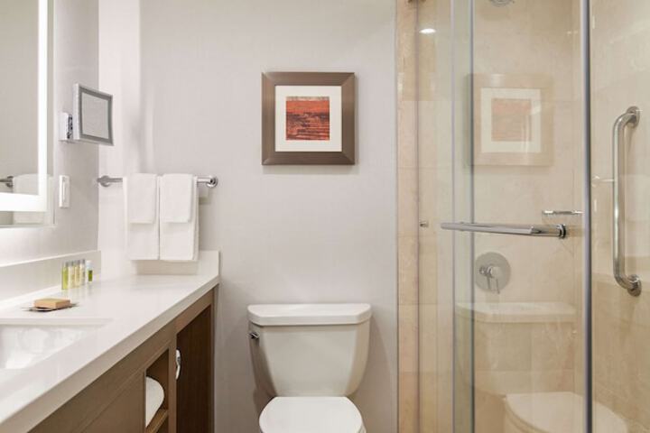 DoubleTree by Hilton Torrance - South Bay