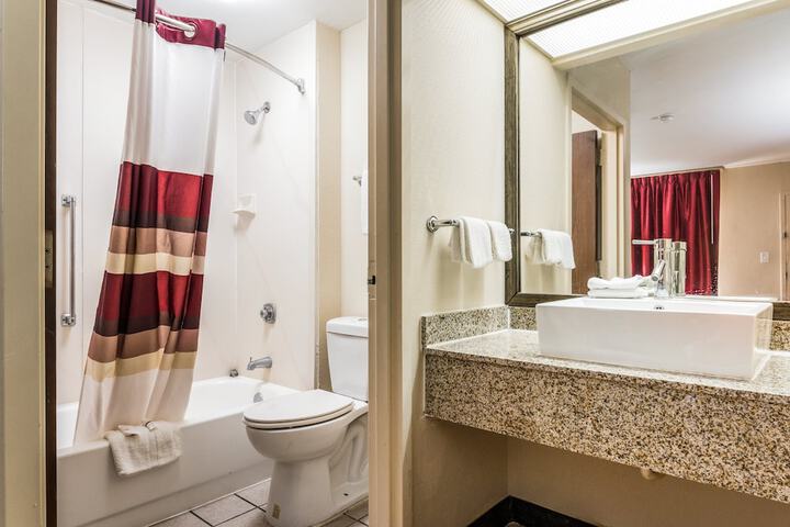 Room 10 of 28