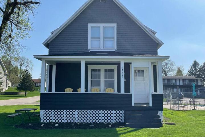 3 Bedroom House with Lake Pepin views with access to shared pool
