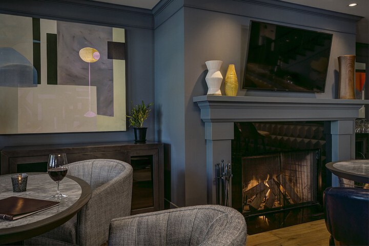 Lounge 24 of 28