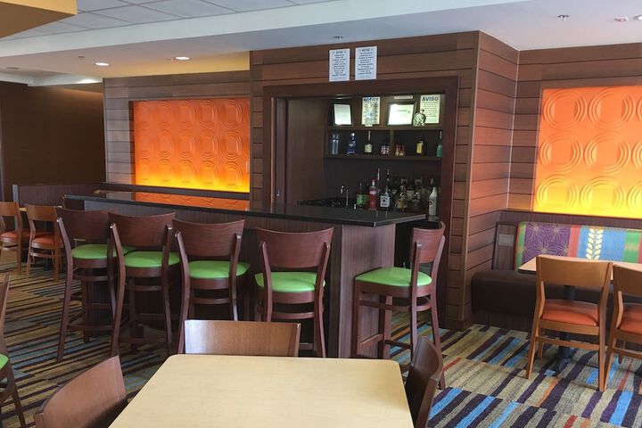 Lounge 24 of 27