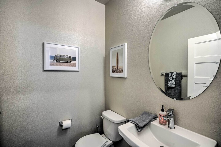 Pet-friendly Elk Grove Retreat w / Balcony!