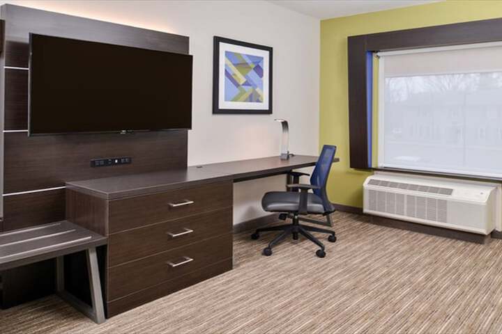 Holiday Inn Express & Suites Parkersburg East by IHG