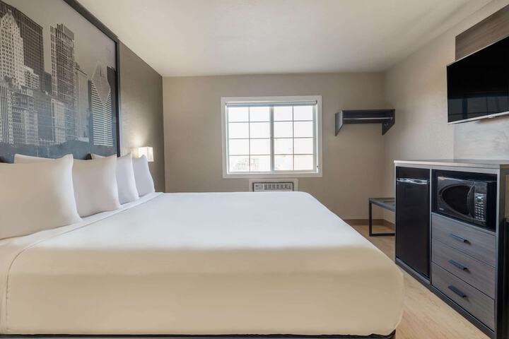 Super 8 by Wyndham Clinton