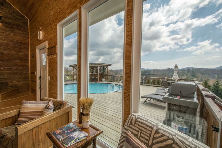 Poolside ADU w Sauna Free Tix Tiki Bar Retreat