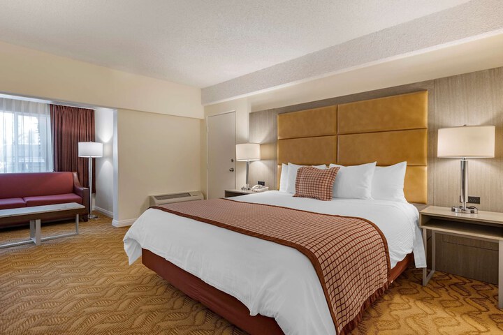 Room 32 of 46