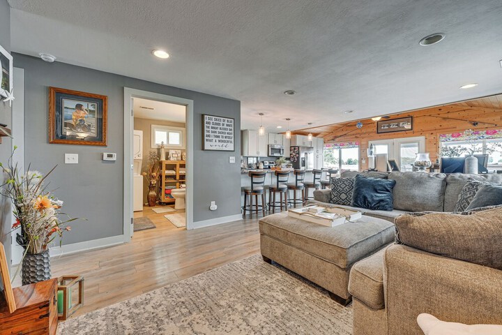 Anglers Cottage on Lake Cornelia: Pets Welcome!