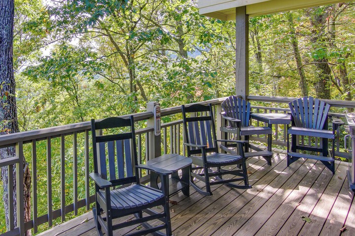 Mtn-view Condo w / Screened Porch in Burnsville!