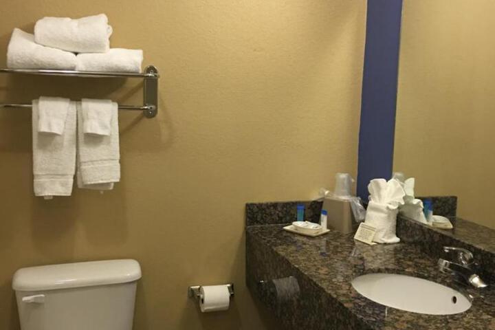 Econo Lodge Inn & Suites