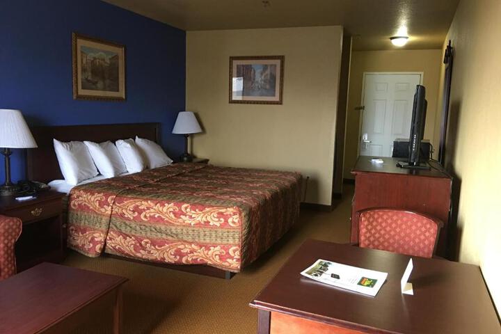 Econo Lodge Inn & Suites