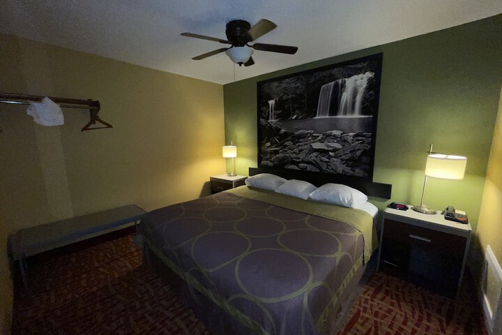 Room 13 of 28