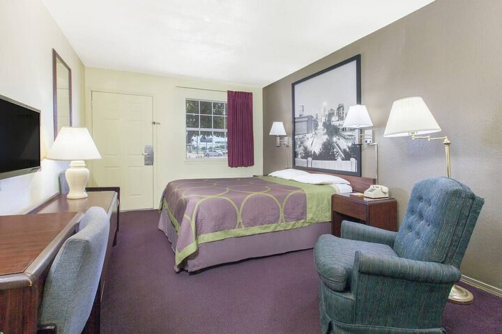 Room 6 of 10