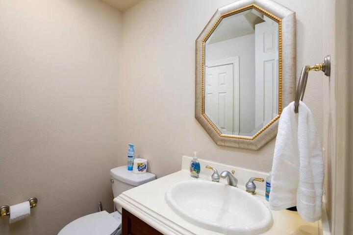 Bedroom with 3.5-Bathroom near Golf Course!