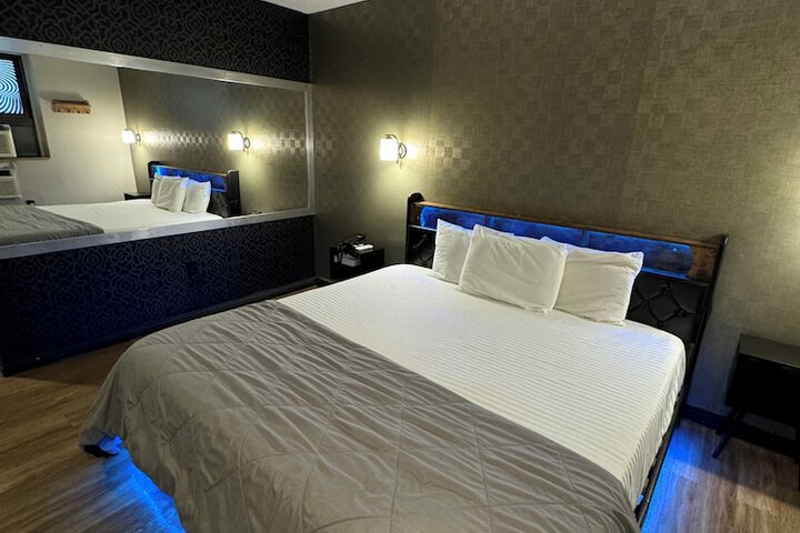 Room 8 of 27