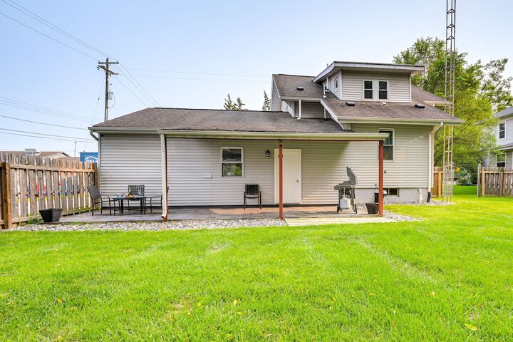 Grand Blanc Rental w / Gas Grill & Private Yard
