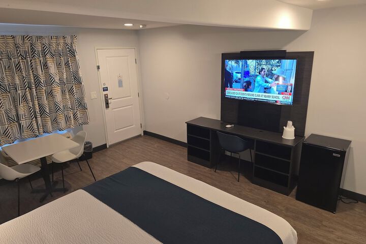 Room 10 of 18